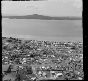 Suburb of Kohimarama, Mission Bay, looking out to Rangitoto Island, Auckland