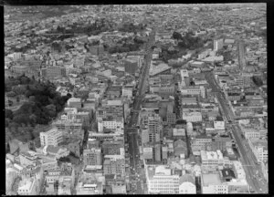 Auckland city, Albert Park on the left, Queen Street in the middle, Albert Street on the right
