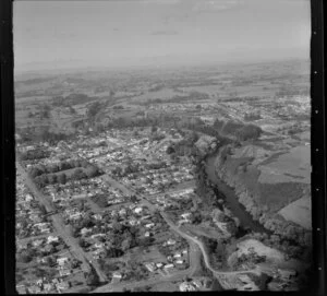 Cambridge, Waikato, with Waikato River