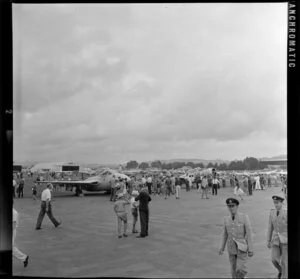 Crowds inspecting aeroplanes, Royal New Zealand Aero Club pageant, Ardmore