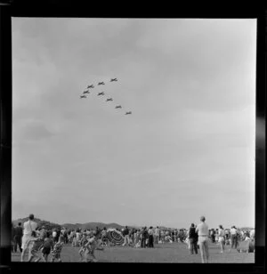 Aeroplanes flying in formation at the Royal New Zealand Aero Club pageant, Ardmore