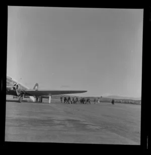 Group of people approaching the Viewmaster aeroplane, Taupo Aerodrome test, South Pacific Airlines of New Zealand (SPANZ)