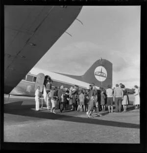Group of people disembarking from aeroplane, Taupo Aerodrome test, South Pacific Airlines of New Zealand (SPANZ)