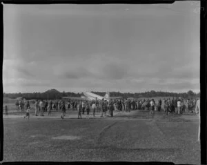 Crowds of spectators beside aeroplane, Taupo Aerodrome test, South Pacific Airlines of New Zealand (SPANZ)
