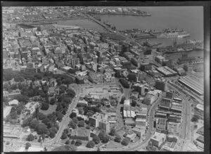 Auckland City, featuring Old Government House and Supreme Court buildings
