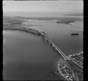 Auckland Harbour Bridge, looking North