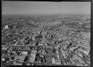 Auckland City, wuth Upper Symonds Street, the motorway and with the Domain at the left of picture