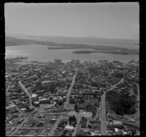 Auckland city, with Symonds Street and Grafton Bridge on right, Queen Street looking North in centre