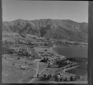 Wanaka township and Lake Wanaka, Otago