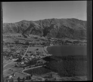 Wanaka township and Lake Wanaka, Otago