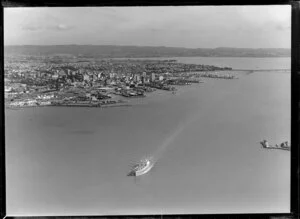 Unidentified vessel leaving Waitemata Harbour, Auckland