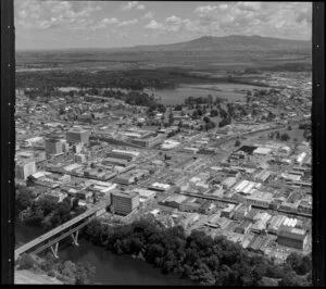 Lake Rotoroa, (centre) and Waikato River, Hamilton