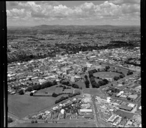 Central Hamilton, with Hinemoa Park, (left) Founders Theatre (centre) and Seddon Park (right)