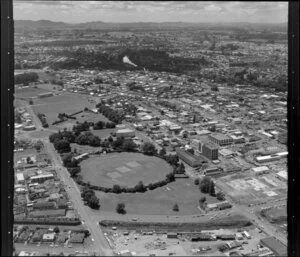 Hamilton, with sportsground (foreground), Founders Theatre (centre) and Hinemoa Park
