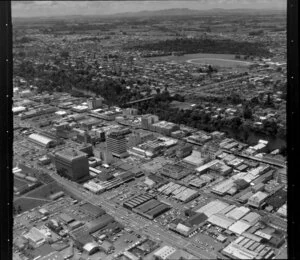 Central Hamilton, with Claudelands Bridge over Waikato River (centre) and Jubilee Park (top right)
