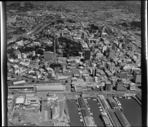 Central Auckland showing wharves, University of Auckland, Albert Park and Grafton Gully