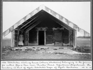 Takihiku meeting house (whare-whakairo) belongiong to the former pa called Pua-o-Tau, near Paiaka Road, Koputaroa (Koputoroa). The territory is that of Ngati-Takihiku hapu of Ngati-Raukawa. 14 September 1931