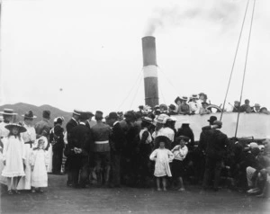 Passengers of the steamboat Admiral, Karaka Bay wharf, Wellington