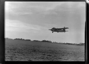 Bristol Freighter tour, Christchurch, aircraft flying on one motor