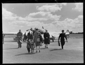 Passengers leaving the aeroplane at Milson aerodrome, Palmerston North