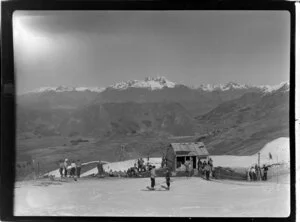 Skiers at Coronet Peak to hut
