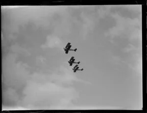 DH Tiger Moths in formation at the Waikato Air Pageant