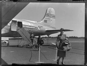 Passengers disembarking from Pan American World Airlines, Clipper Racer NC 88951