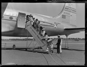 Passengers disembarking from Pan American World Airlines, Clipper Racer NC 88951