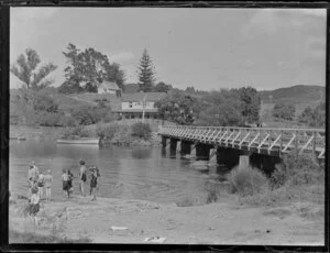 Kemp House, Kerikeri showing swimmers at bridge