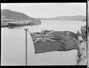 Crowd, looking at the flying boat, Centaurus, Dunedin Harbour