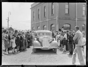 Crowd, probably greeting the crew of the flying boat, Centaurus, Dunedin
