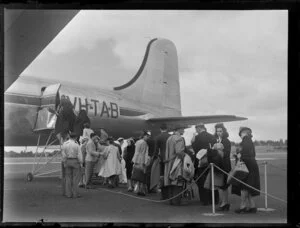 Passengers boarding aircraft Thomas Mitchell, Trans Australia Airlines