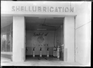 Shell Oil Company, lubricating bay at Orakei, Auckland City