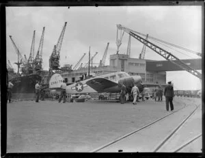 Lowering Cessna aircraft onto the wharf, Auckland