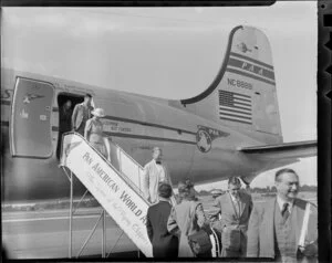 Pan American World Airways, disembaking passengers, Whenuapai Aerodrome, Auckland