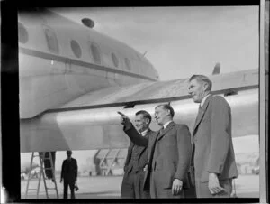 Group including Mr Jack Smith and Mr Gordon Davis, both from Tasman Empire Airways Limited, with Handley Page Hastings airplane, location unidentified