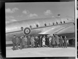 Unidentified passengers and Royal New Zealand Air Force personnel, alongside Handley Page Hastings airplane