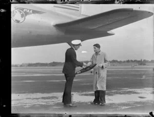 MacDonald model aeroplanes being shown to the pilot, Whenuapai