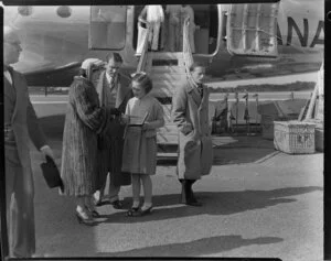 Having disembarked from their Australian National Airlines aircraft [Constellation?] at Whenuapai Royal New Zealand Air Force base with the Old Vic Theatre Company, Vivien Leigh (Lady Olivier) signs her autograph for an unidentified girl while Sir Laurence Olivier looks on