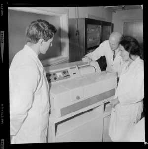 Pharmacy students viewing a demonstration of how the Spectronic 505 machine works, Central Institute of Technology, Petone, Wellington