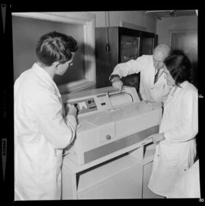 Pharmacy students viewing a demonstration of how the Spectronic 505 machine works, Central Institute of Technology, Petone, Wellington