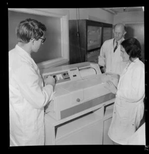 Pharmacy students viewing a demonstration of how the Spectronic 505 machine works, Central Institute of Technology, Petone, Wellington