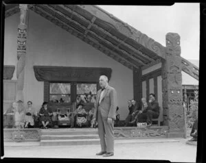 Sir Peter Buck giving talk at marae [Tūrangawaewae marae, Ngāruawāhia]