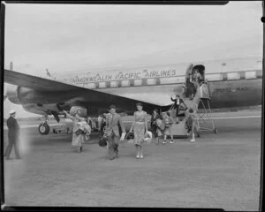 Passengers disembarking from DC6 aeroplane RMA Discovery, British Commonwealth Pacific Airlines