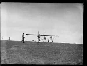 Members releasing the rope for glider to take off, Auckland Gliding Club