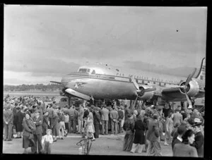 Crowd gathered around the Pan American World Airways Clipper Lightfoot, Whenuapai Airport