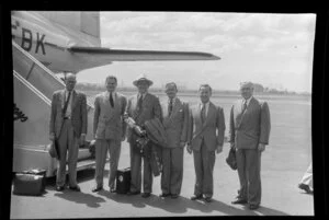 Group of unidentified New Zealand travel agents at Sydney Airport about to board a Qantas Empire Airways Skymaster for Hong Kong