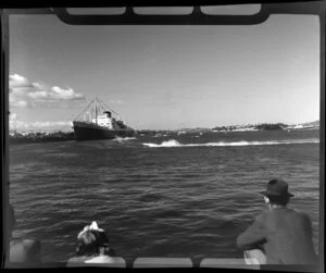Speedboat racing and steamship Port Auckland, Waitemata Harbour, Auckland City, including Devonport in the background and spectators