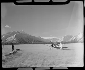 Austen aircraft landed at Mount Cook, MacKenzie District