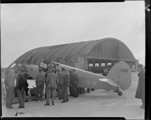 Group of people around the aircraft on the arrival of Captain Bradshaw at Whenuapai airport